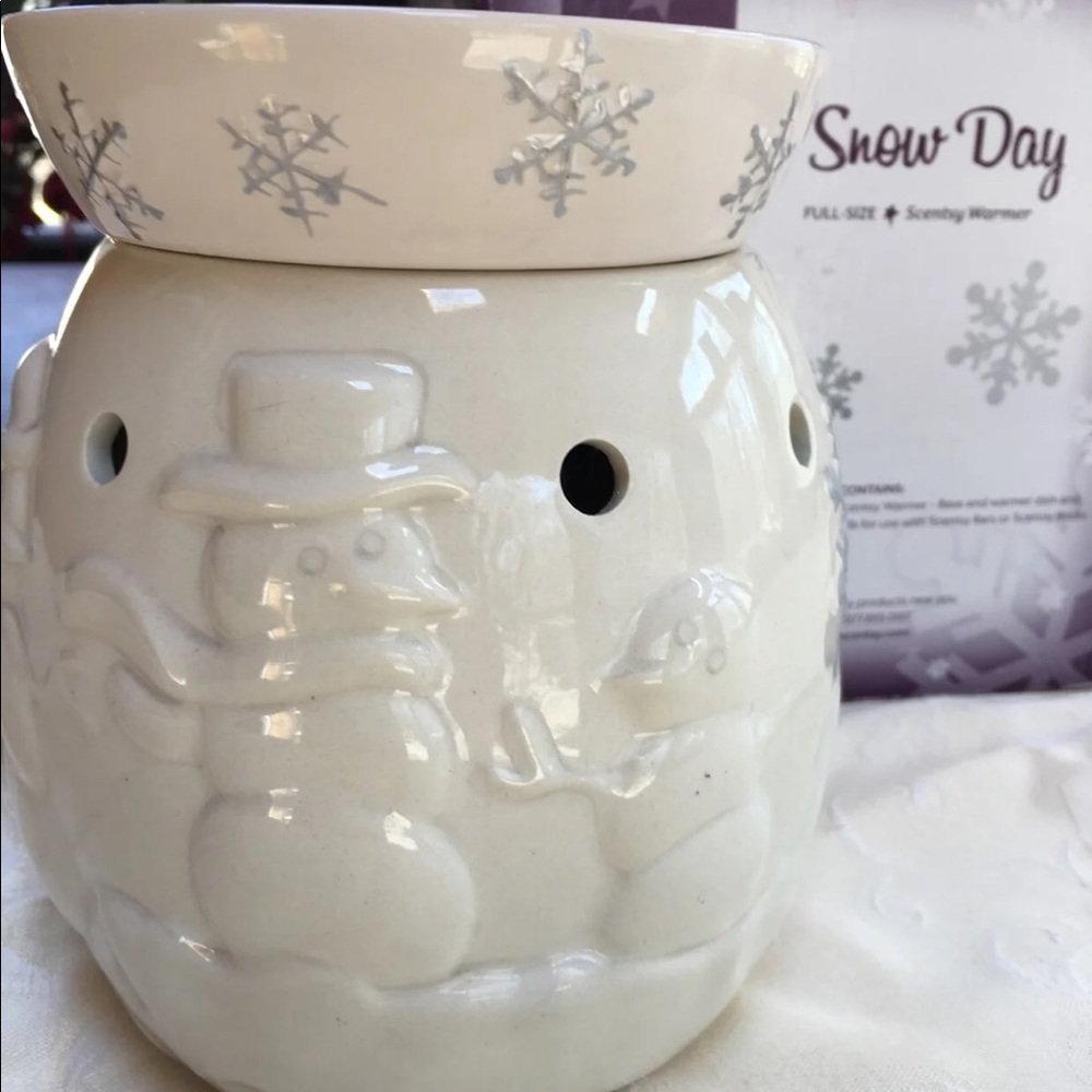 Scentsy Snow Day wax warmer
